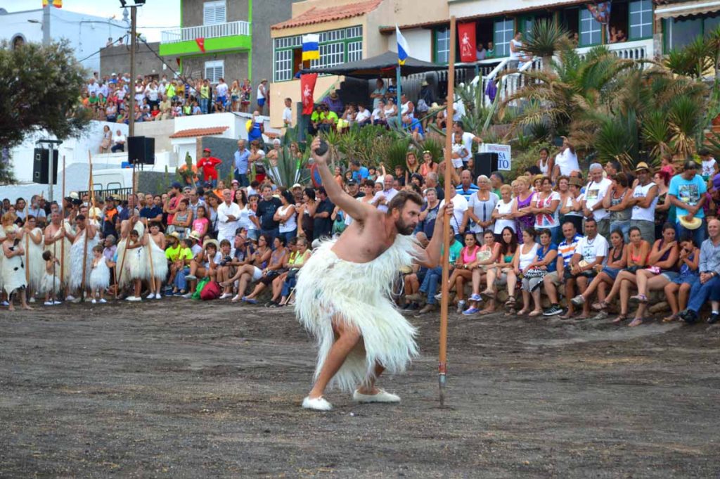 El primer guanche se acerca a la estatua que las olas arrastraron a la playa