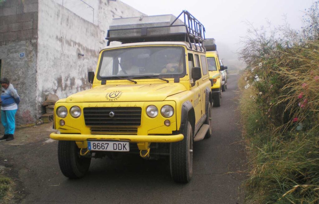 En las medianías de la isla, el convoy de periodistas pasa por zonas muy lejanas 