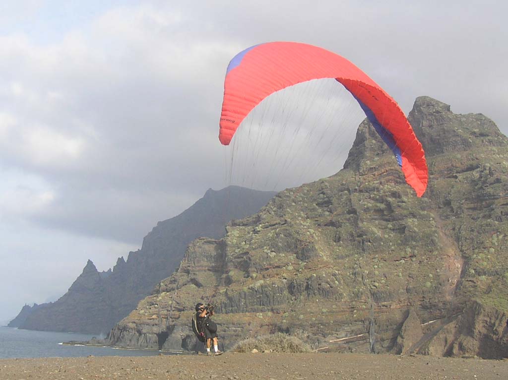 Un deportista hace parapente en Punta del Hidalgo