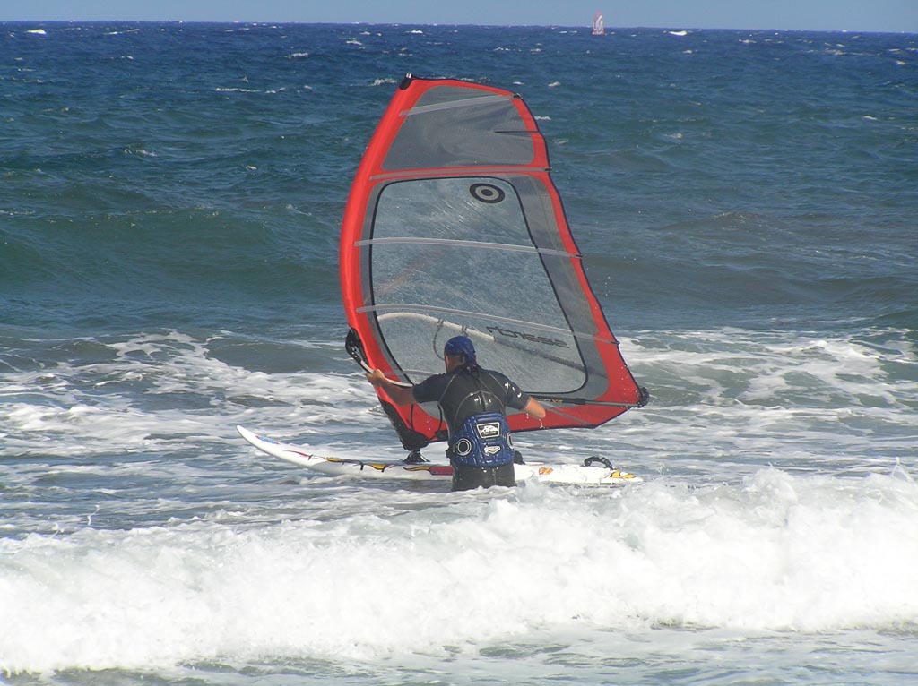 Un windsurfista luchando contra los fuertes alisios