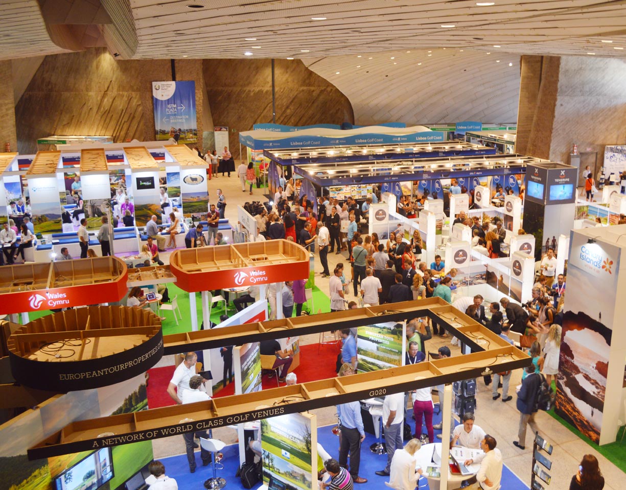 Los stands de las empresas del mundo golf en el recinto ferial de Adeje