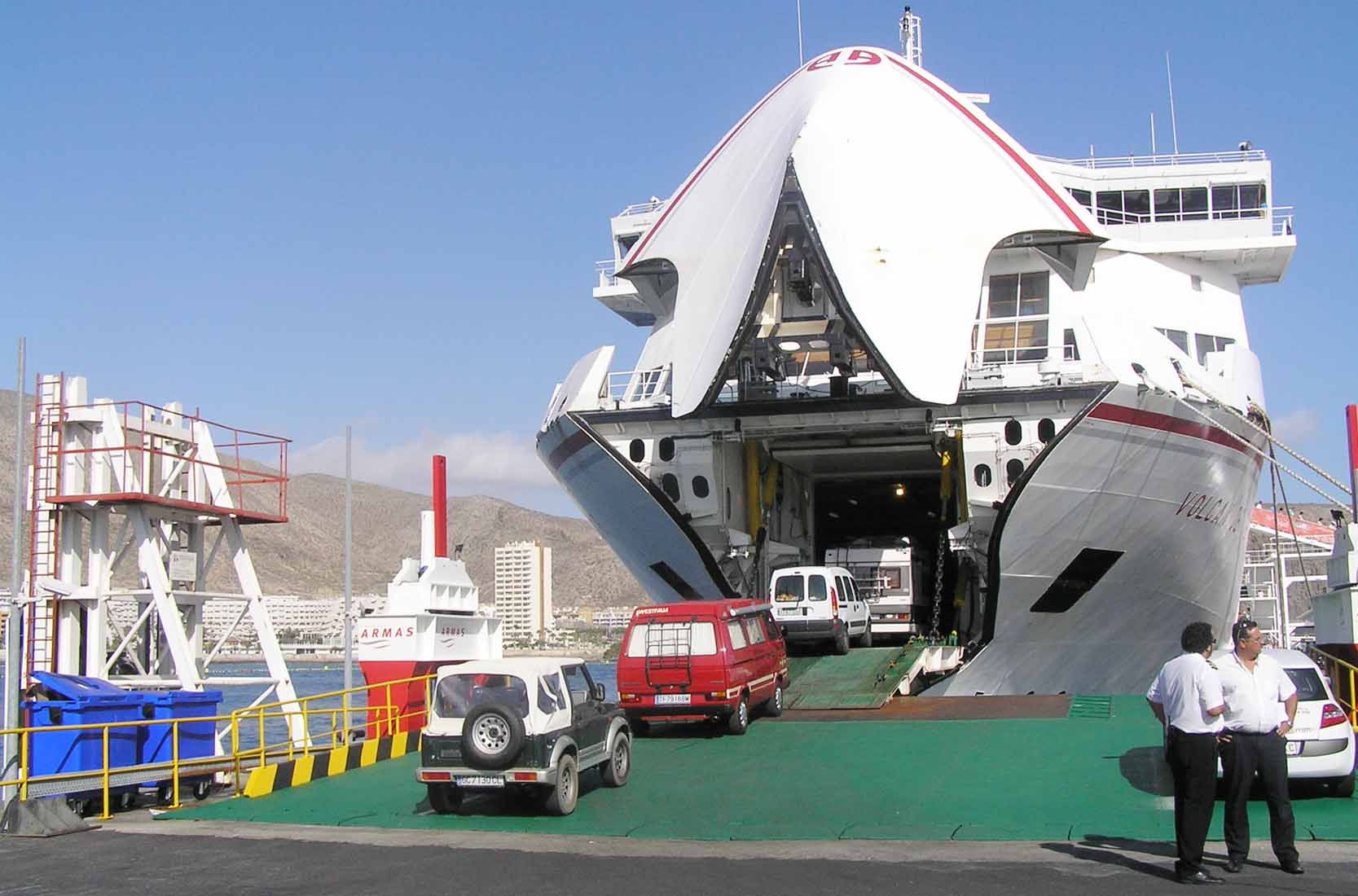 Un ferry de Naviera Armas en el puerto de Los Cristianosty