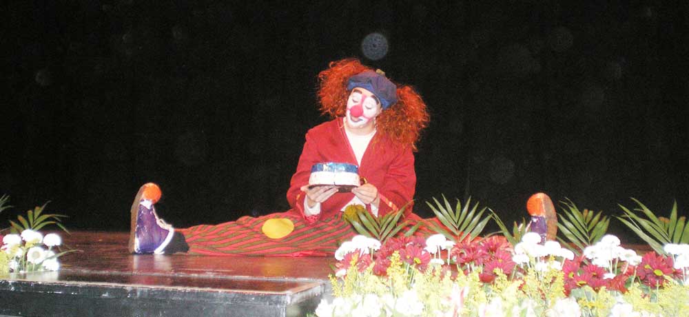 Un payaso en el escenario del Teatro Guimerá