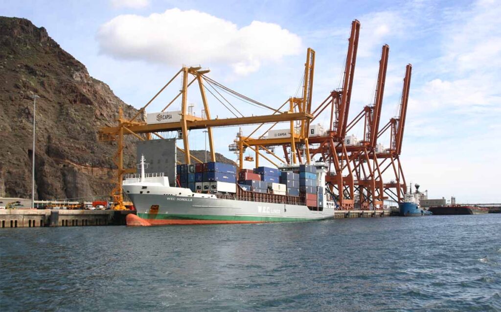 Las grúas post panamax en el Puerto de Santa Cruz