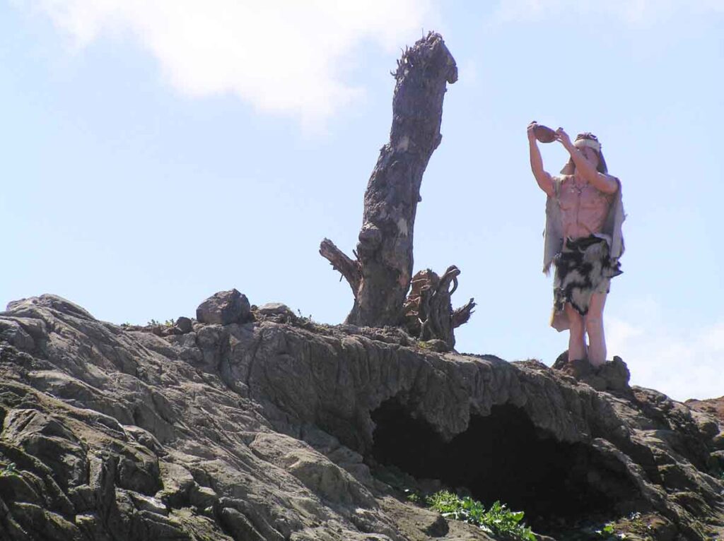 Escenografía del enterramiento guanche en el parque temático sobre los aborígenes de La Guancha