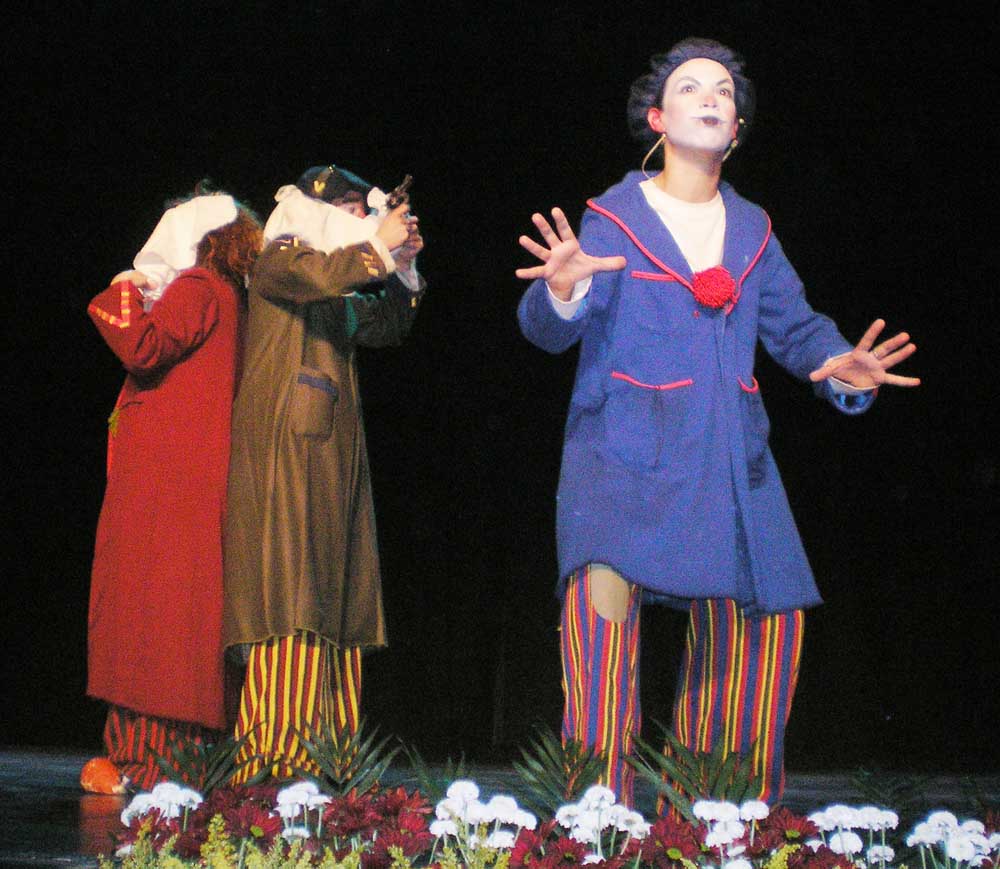 Una payasa de Clownbaret en el escenario del Teatro Guimerá