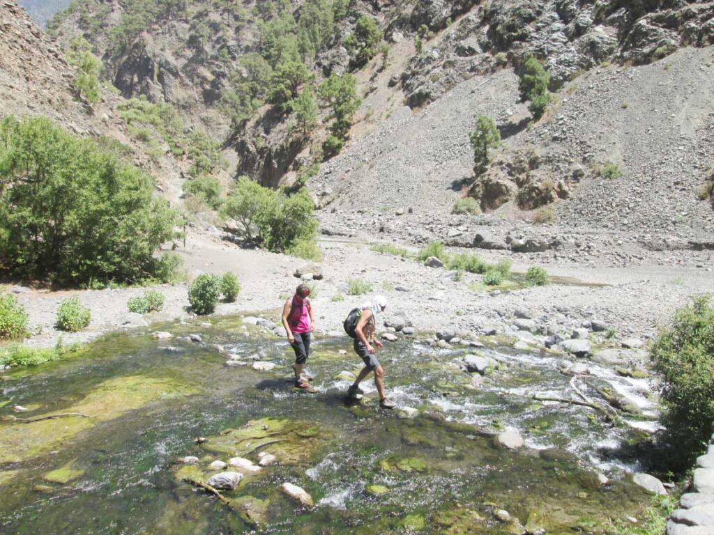 En Dos Aguas, hay que cruzar el caudal para llegar a la parte superior del barranco