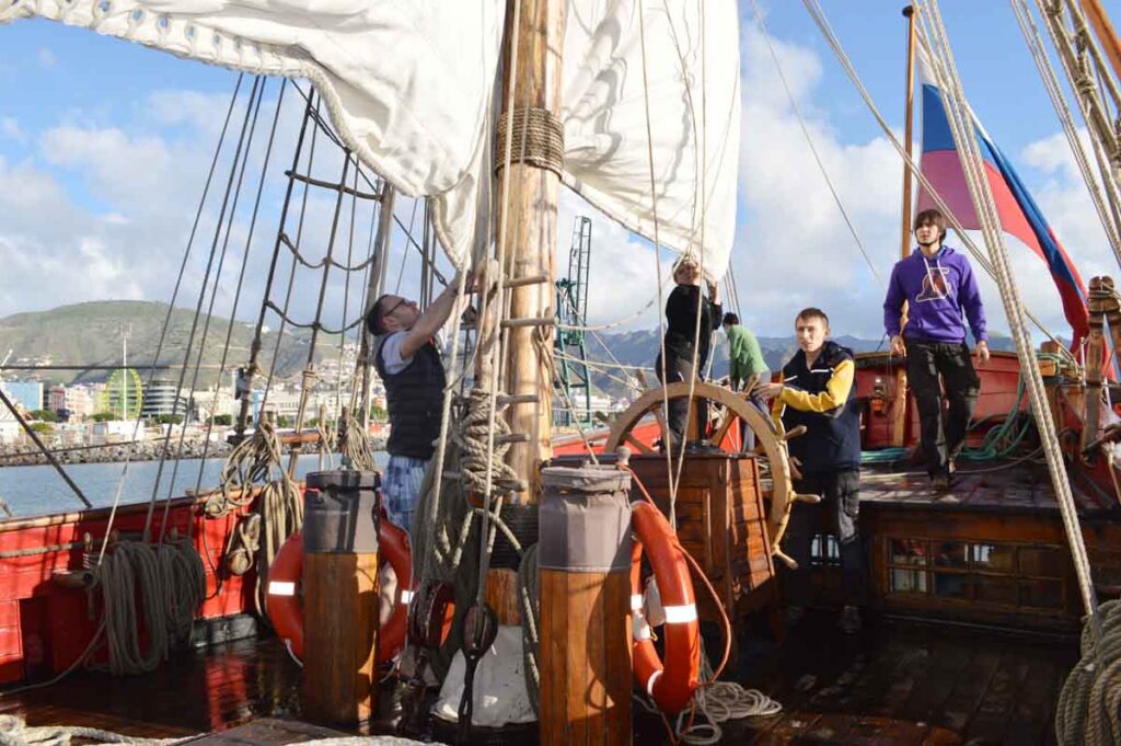 El velero ruso Shtandart sale del puerto de Santa Cruz