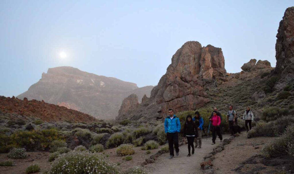 Tras una hora, la Luna se eleva sobre las montañas 