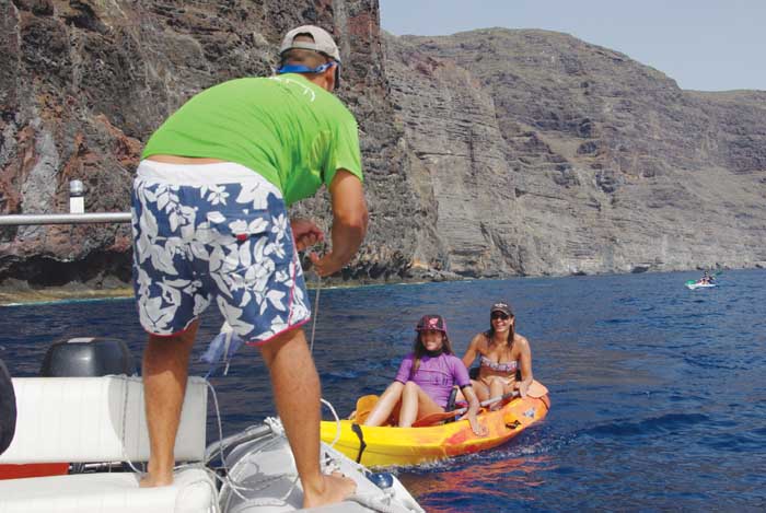 En la recta final una lancha remolca algunos kayaks