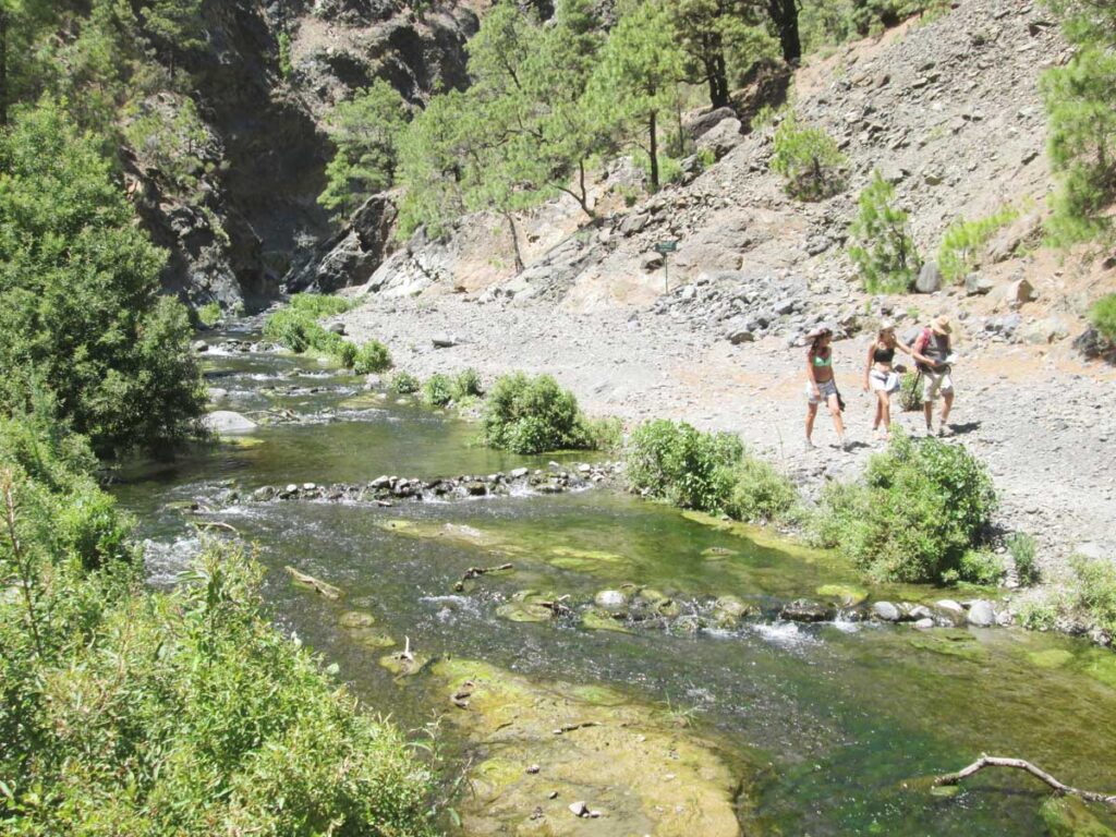 En el mes de agosto es suficiente brincar de roca a roca para llegar a la otra orilla . . . 