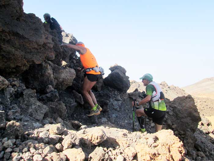 . . .  subir sobre muchas grandes rocas 