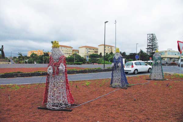 La iluminación navideña al lado de la rotonda lagunera Padre Anchieta, durante el día