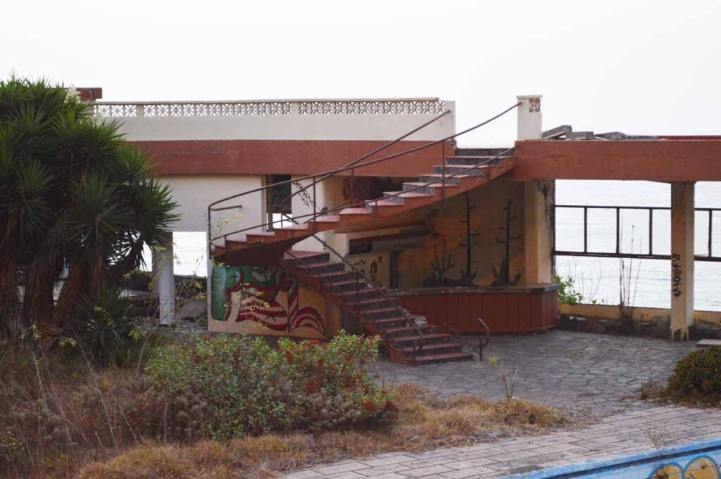 La escalera de la piscina  del Hotel Neptuno simboliza el estado constructivo de todas las instalaciones