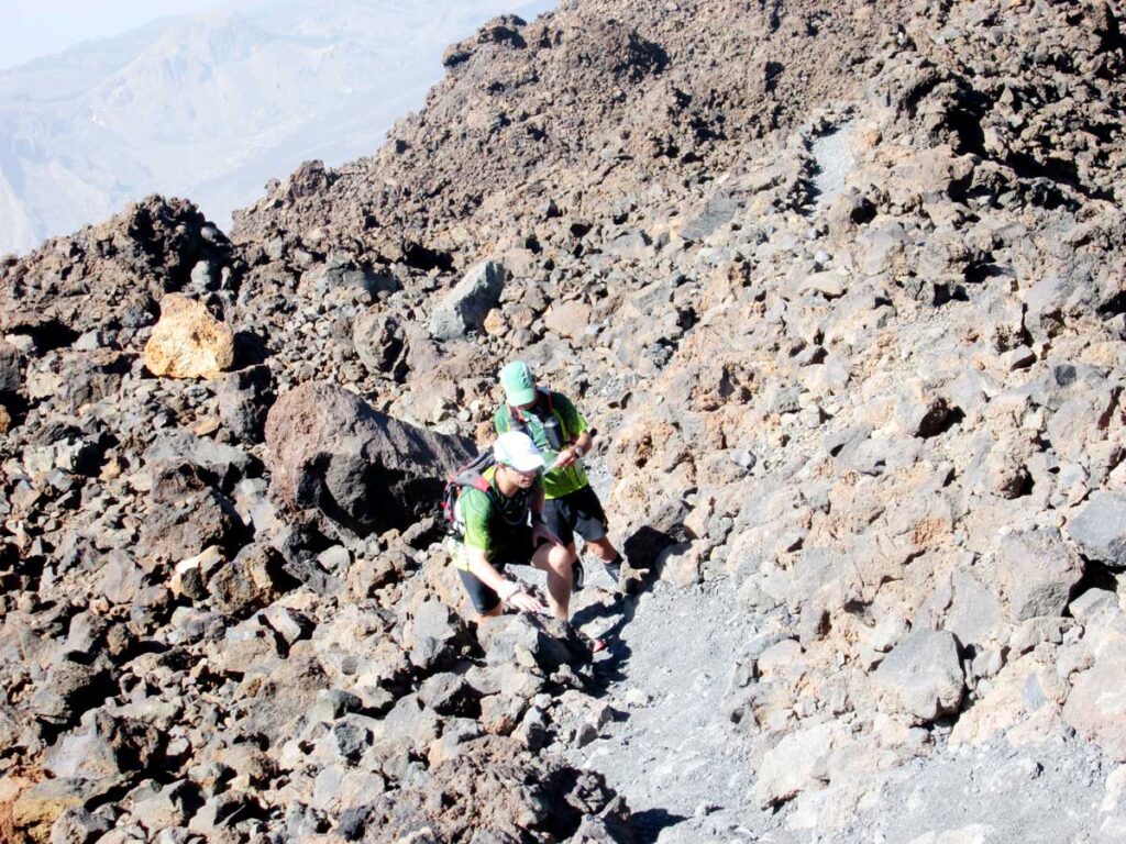 Hay que pasar por un desierto rocoso para llegar al Pico Viejo y continuar hacia la cima del Teide