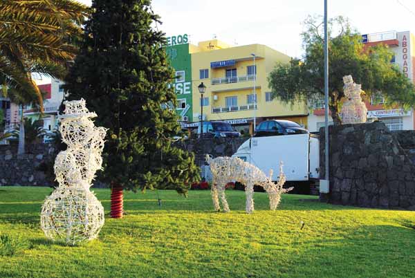 La iluminación navideña en San Miguel; a luz del día