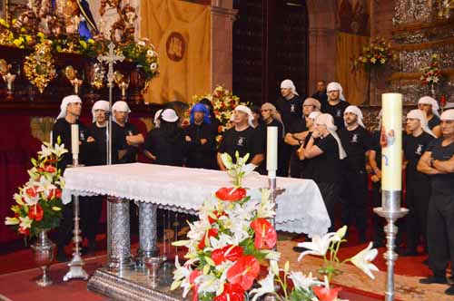 Los costaleros se reúnen y rezan