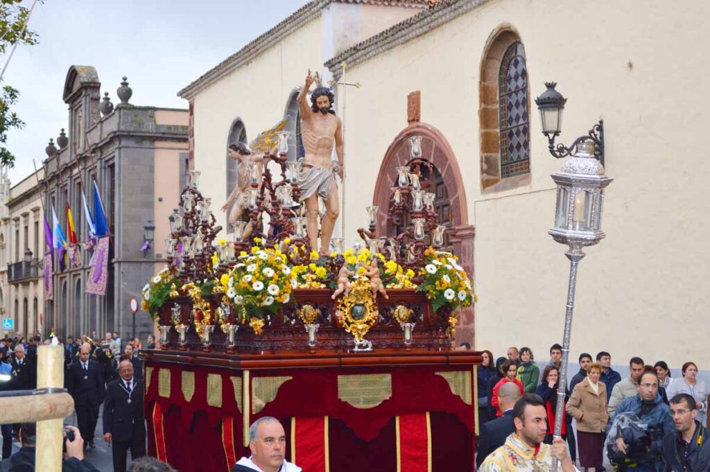 El Santísimo Cristo Resucitado. pasa por el Ayuntamiento de La Laguna y el Convento de Santa Catalina