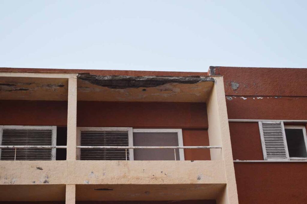 La fachada del Hotel Neptuno  sufre muchos desprendimientos