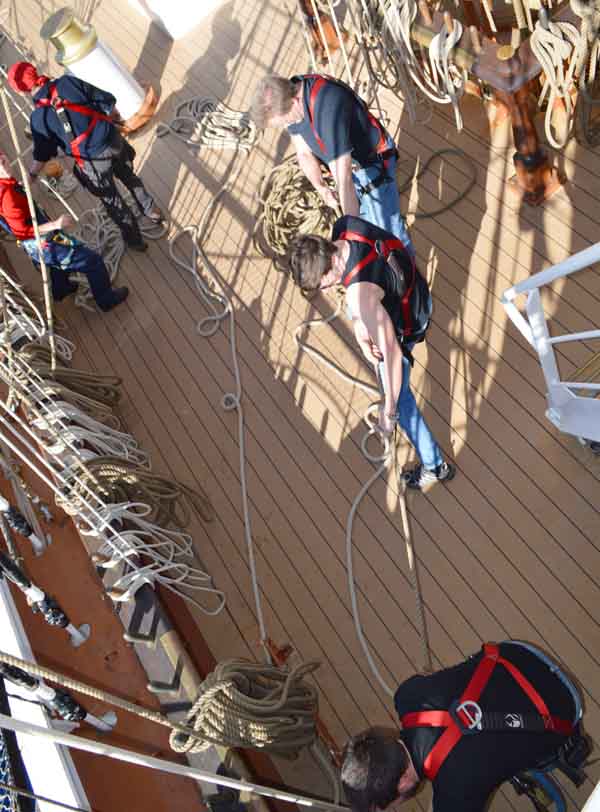 El barco Alexander von Humbold: la tripulación alza una vela-pista de pájaro