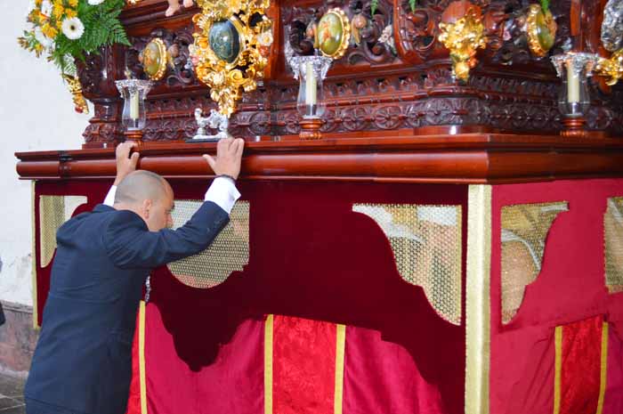 El maestro comunica con los costaleros