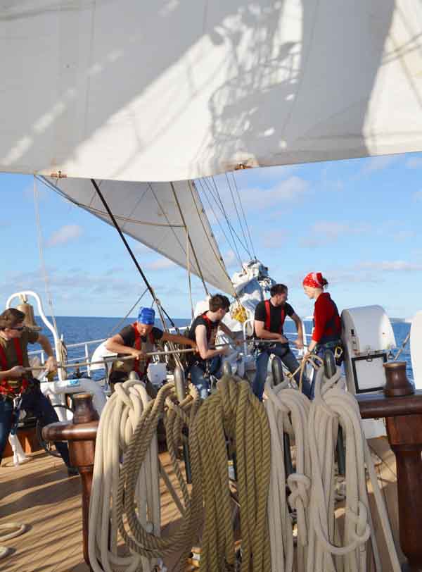 El barco Alexander von Humbold: la tripulación alza una vela