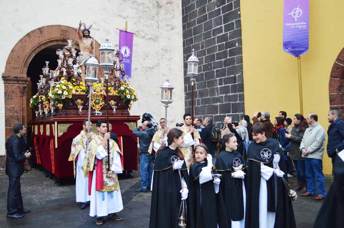 La imagen sale por la estrecha puerta de la iglesia