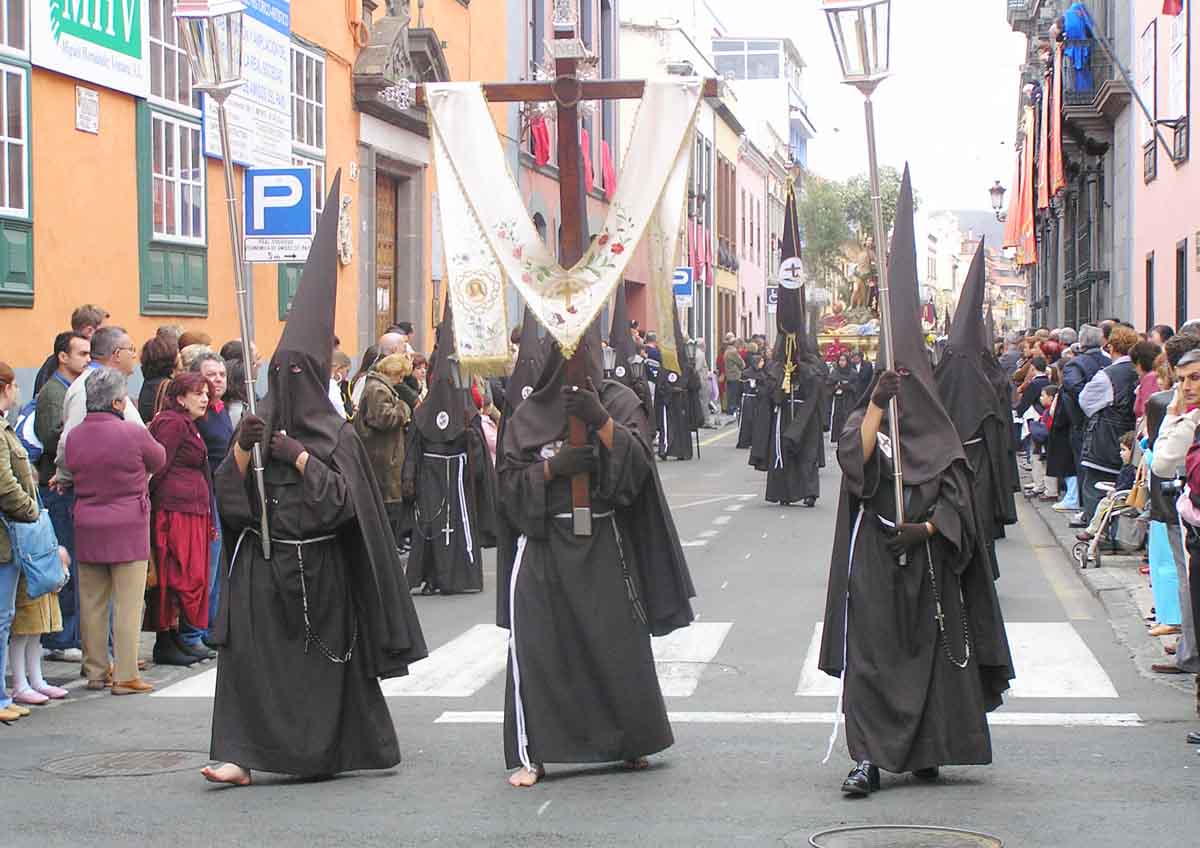 La Semana Santa de La Laguna: una hermandad va en procesión