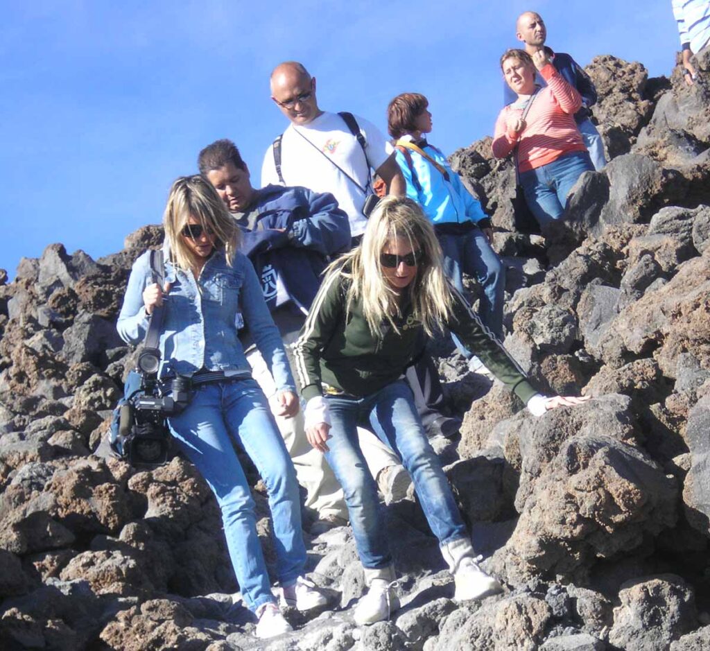 Senderistas bajan del Teide