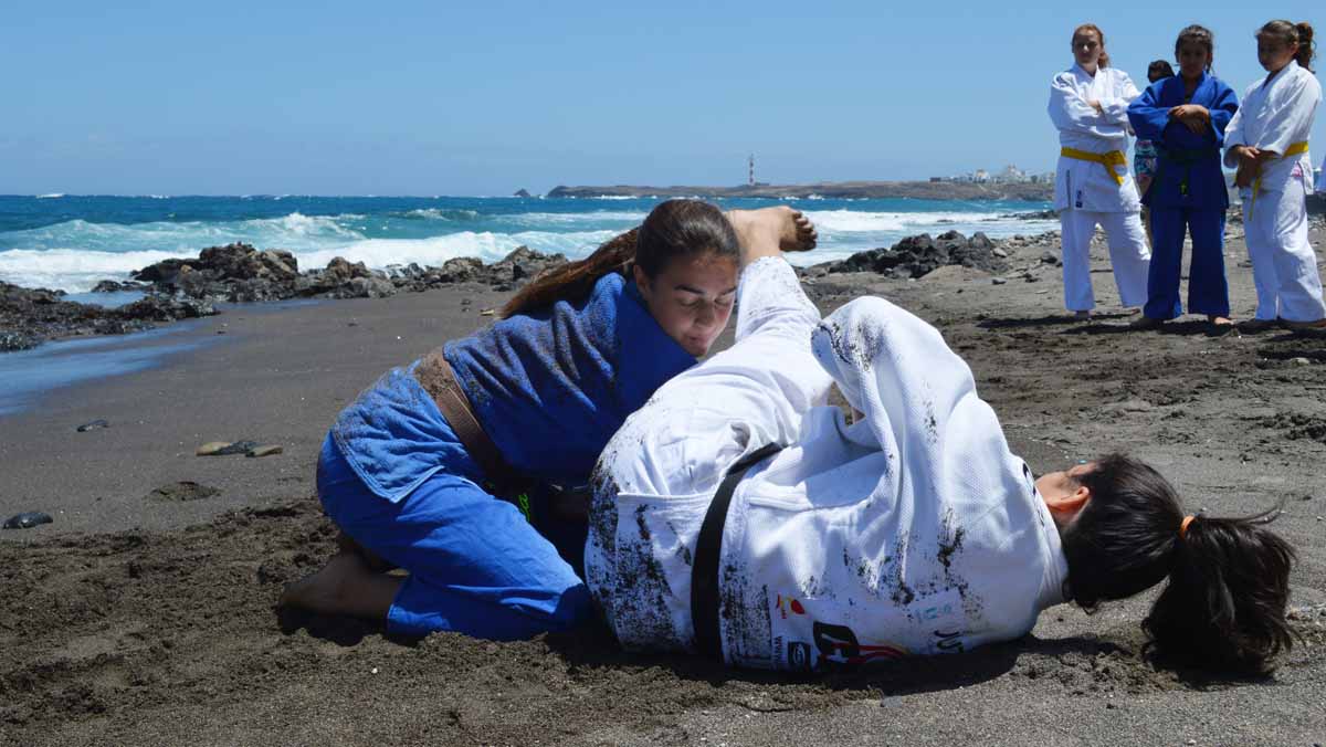 Dos chicas practican judo en la playa de Arico