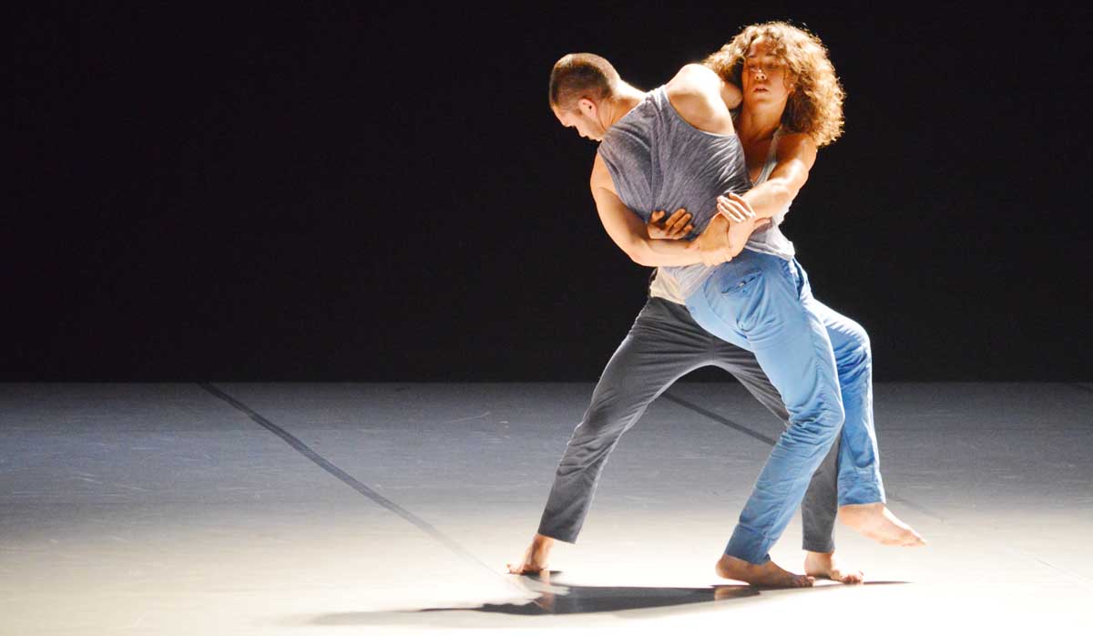 Dos protagonistas danzando la coreografía La Garganta