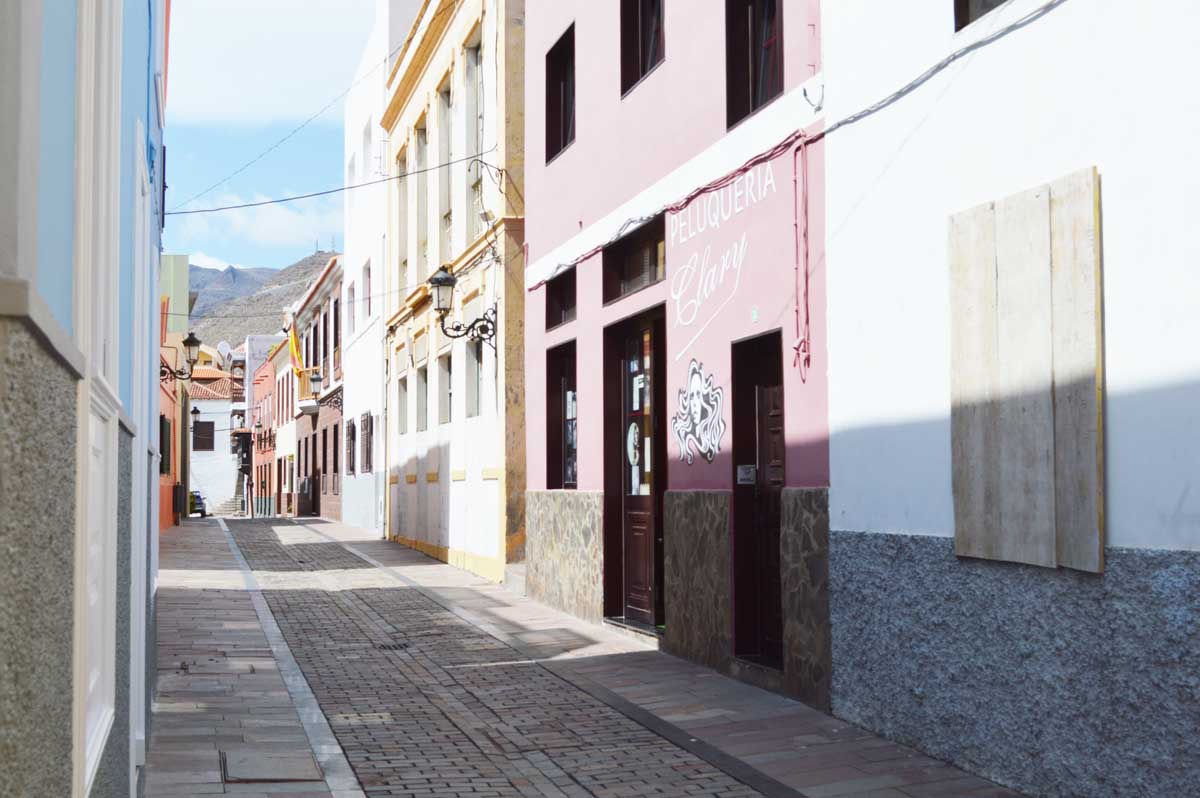 Una calle con casas tradicionales en San Sebastián de la Gomera