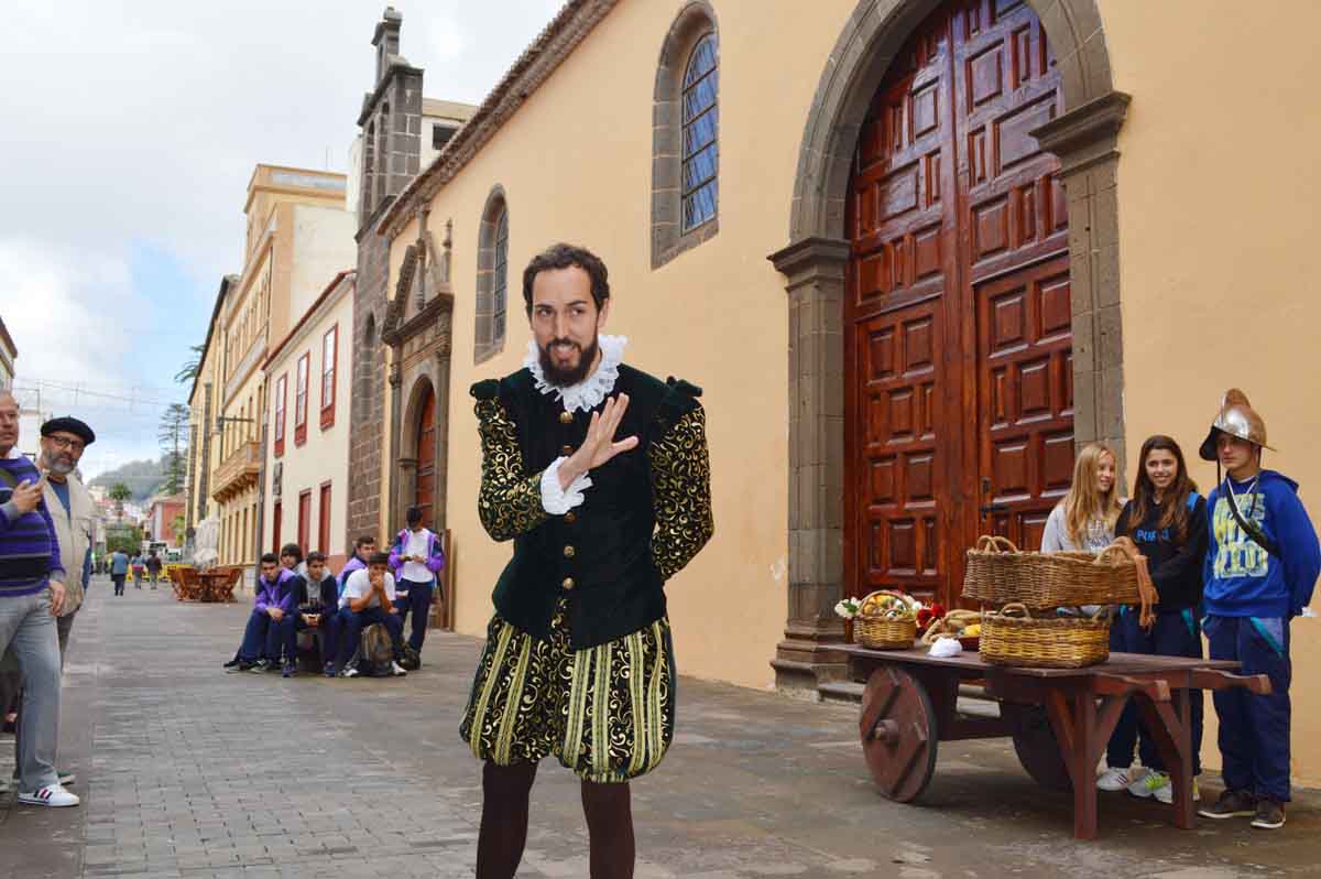 Un actor en una ruta teatralizada por el casco antiguo de La Laguna