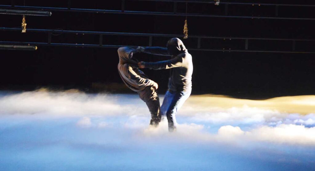 La danza con añadidos efectos especiales: una escena de la coreografía Garganta en el escenario de Auditorio  