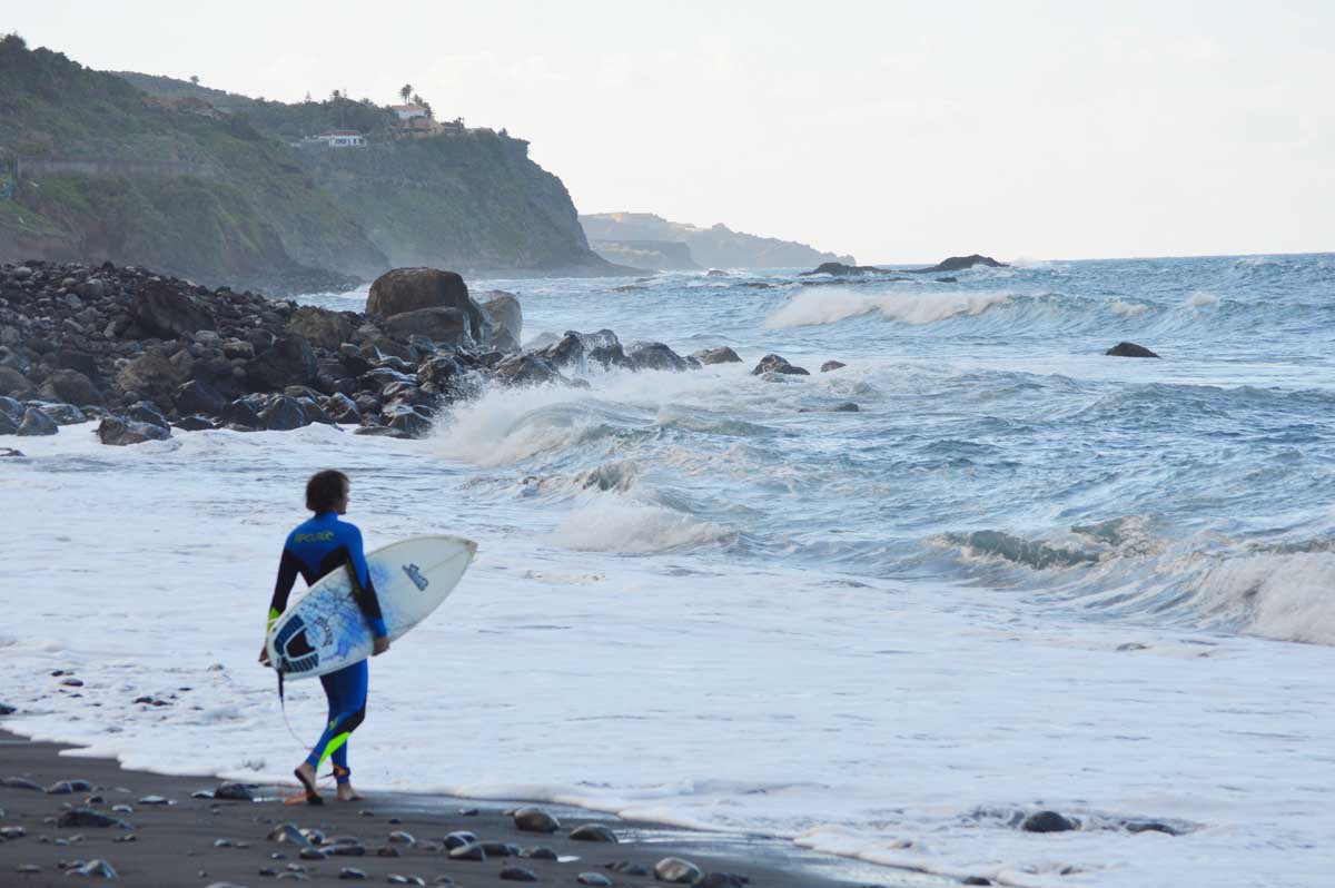 Un surfista en la playa de Los Realejos