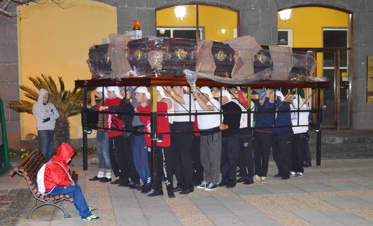 El ensayo de costaleros para la procesión del Domingo de Pascua