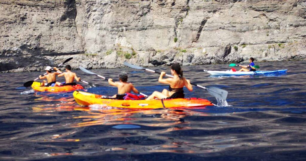 Excursiones en el mar: ir en piragua  en el mar delante del impresionante decorado rocoso de Los Gigantes 