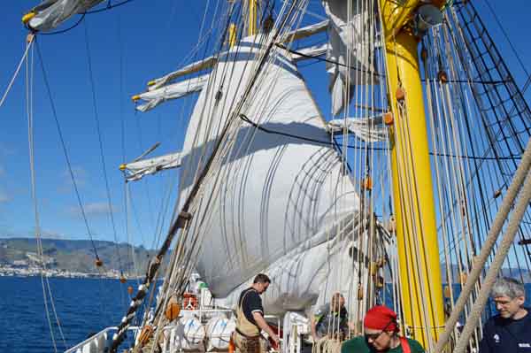 El barco Alexander von Humboldt pasa por la costa del sur de Tenerife