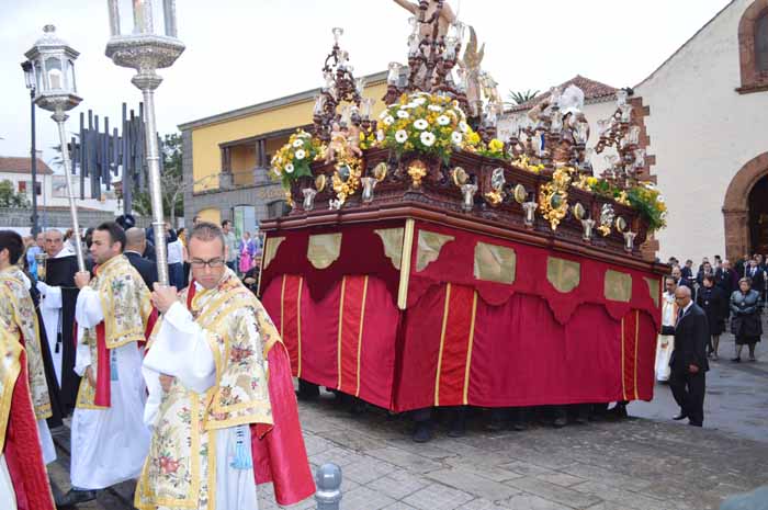 El Cristo Resucitado sube por una rampa a la calle