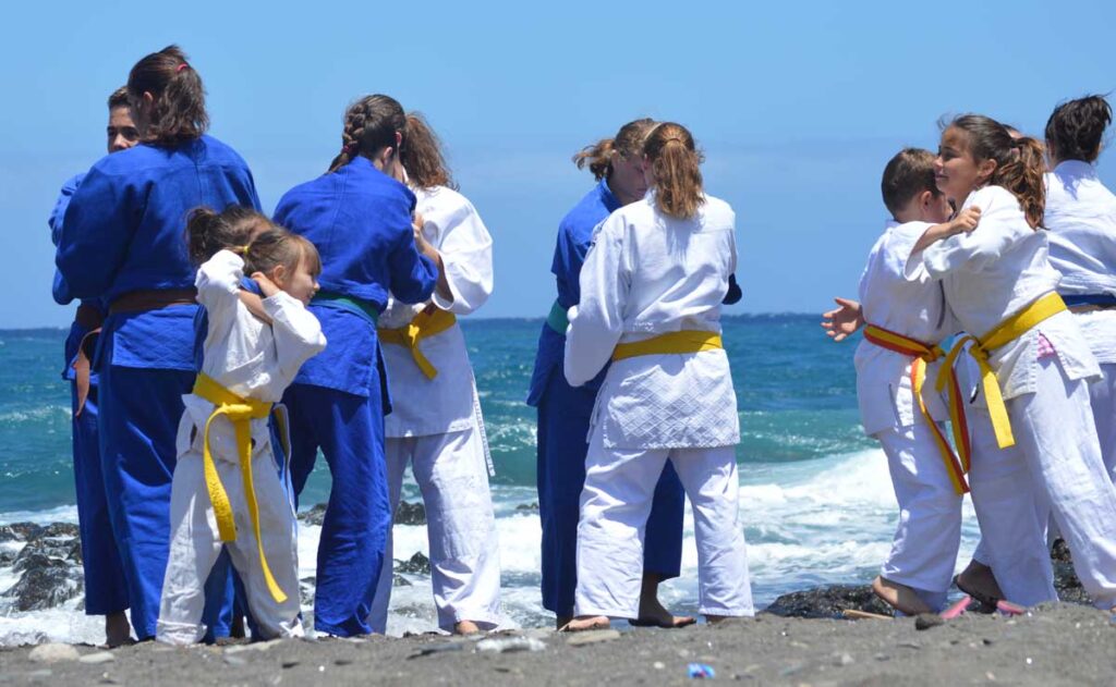 Grupo que practica judo en la playa de Arico