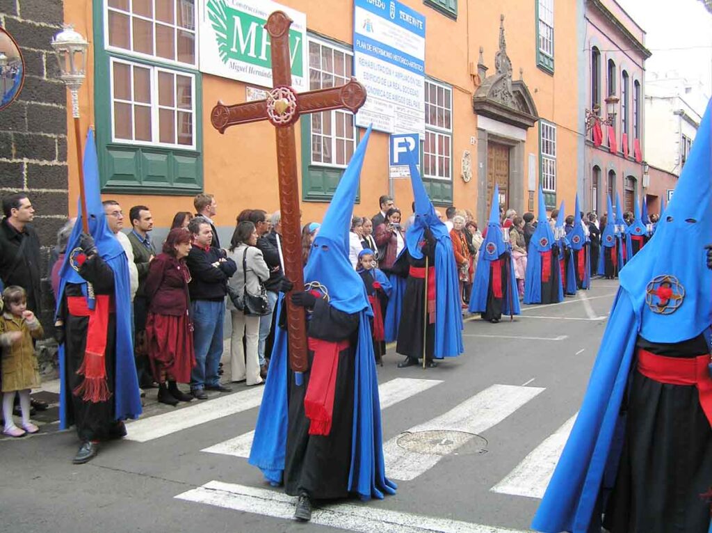 El traje está compuesto de una capa, el capirote, el hábito, un cíngulo a la cintura, una hebilla y guantes 