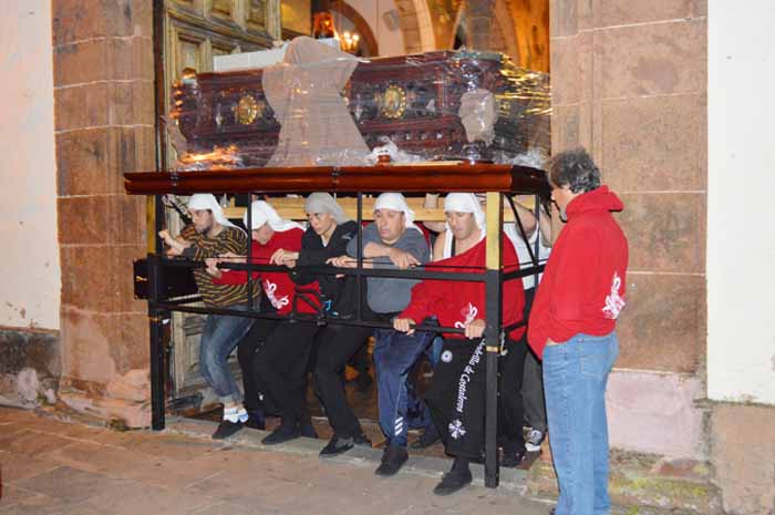 La estrecha puerta de la iglesia es un reto a desafiar