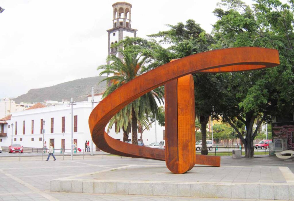 La escultura El sueño de Europa frente a la iglesia La Concepción