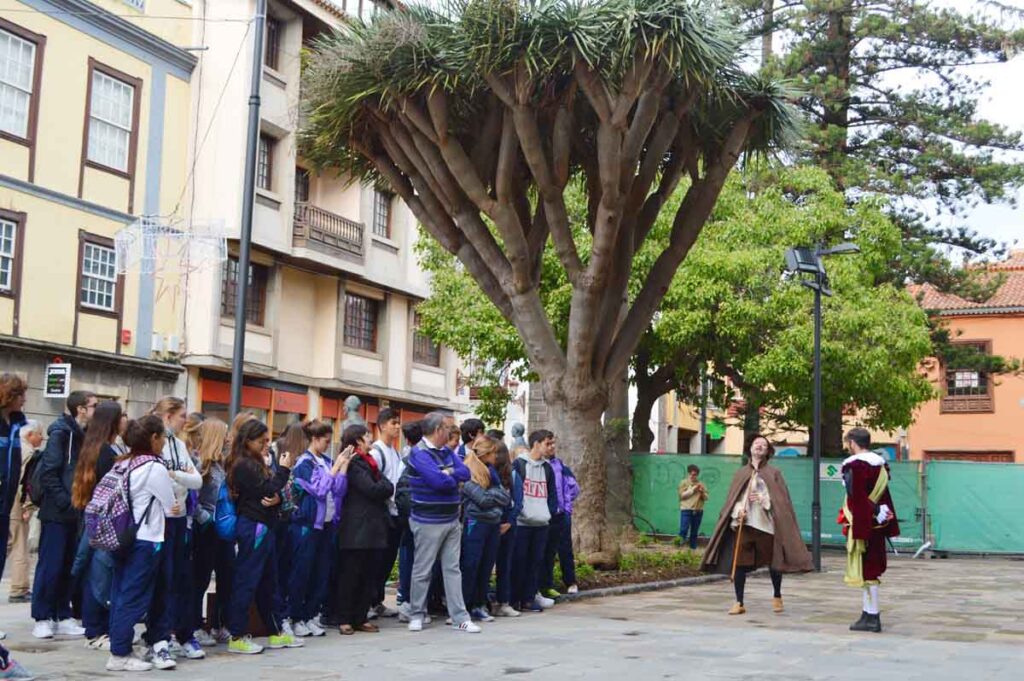 Delante de la Catedral de La Laguna el público mira atentamente a los actores que resucitan el pasado