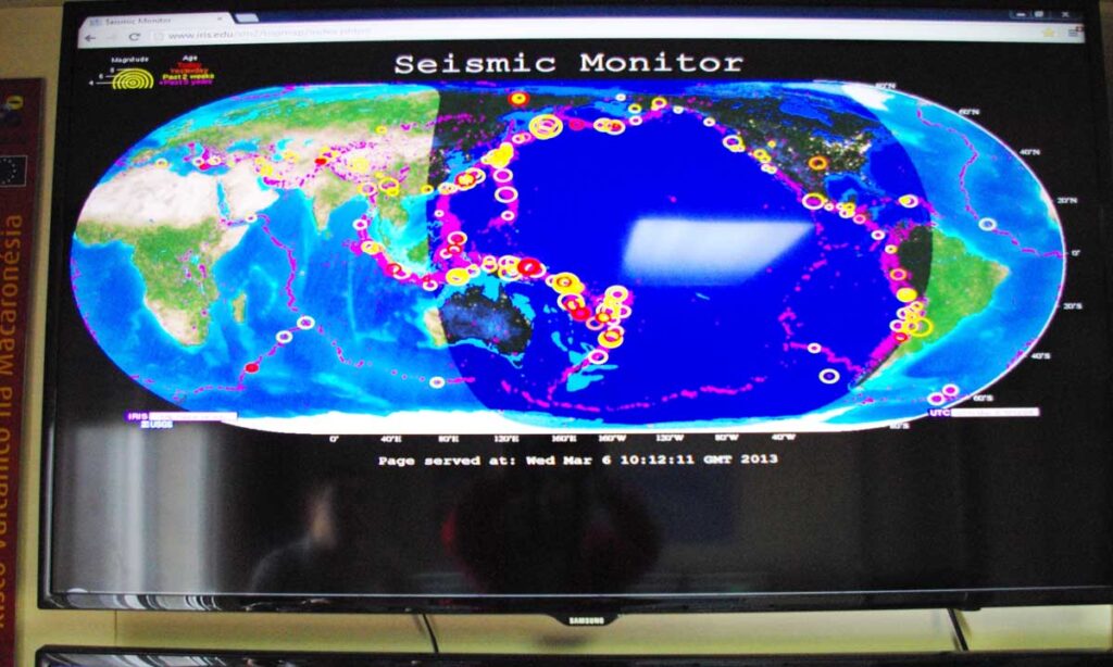 La pantalla en la oficina del Instituto Volcanológico de Canarias visualiza los movimientos sísmicos en todo el mundo