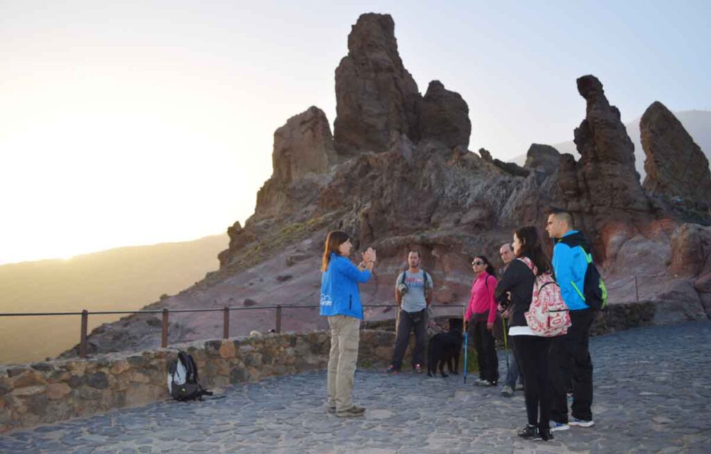 Rosalía saluda a los participantes de la excursión da información sobre el Parque Nacional del Teide