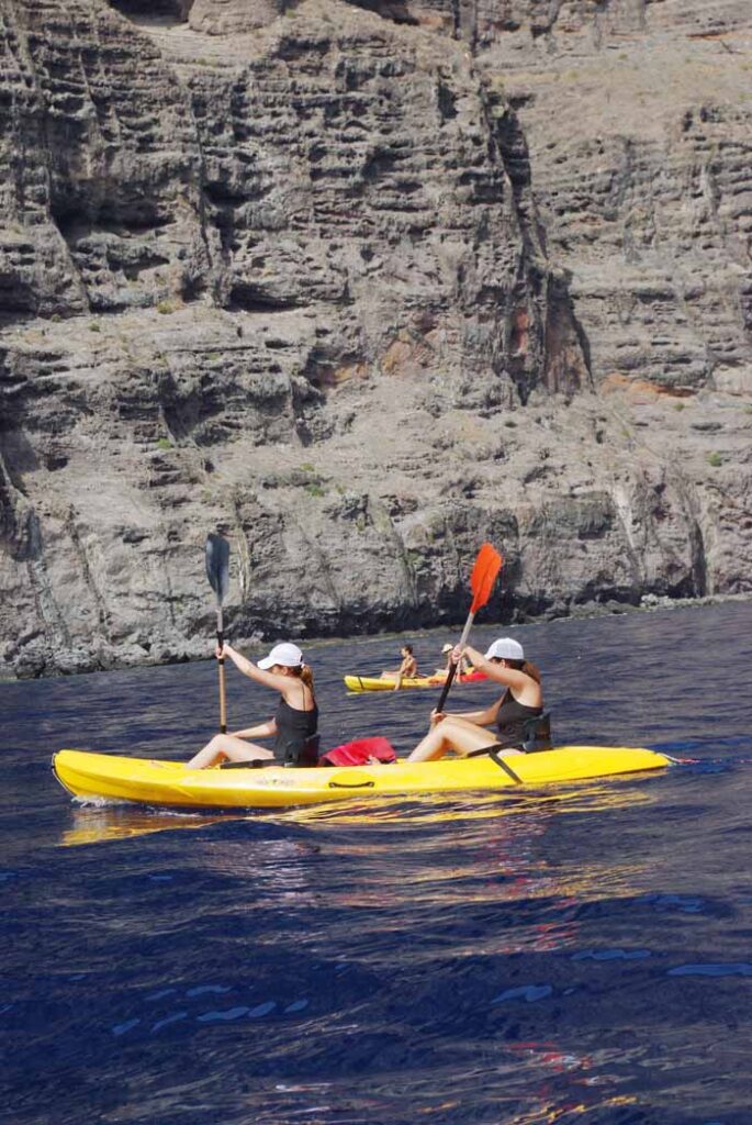 Ir en piragua al pie de los Acantilados  de Los Gigantes 