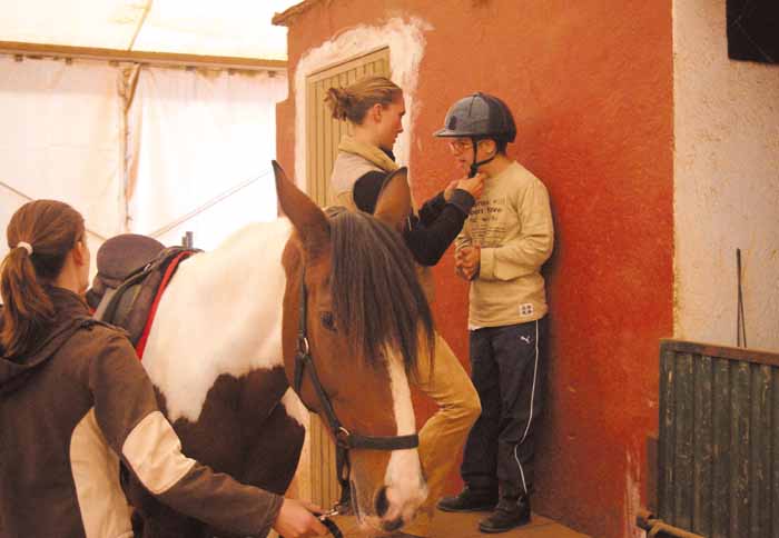 Para montar al caballo hay que subir al podio. A veces, Alejandro no piensa en eso, está despistado . . .