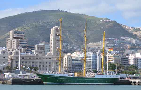 El barco Alexander von Humboldt II delante del Cabildo de Tenerife