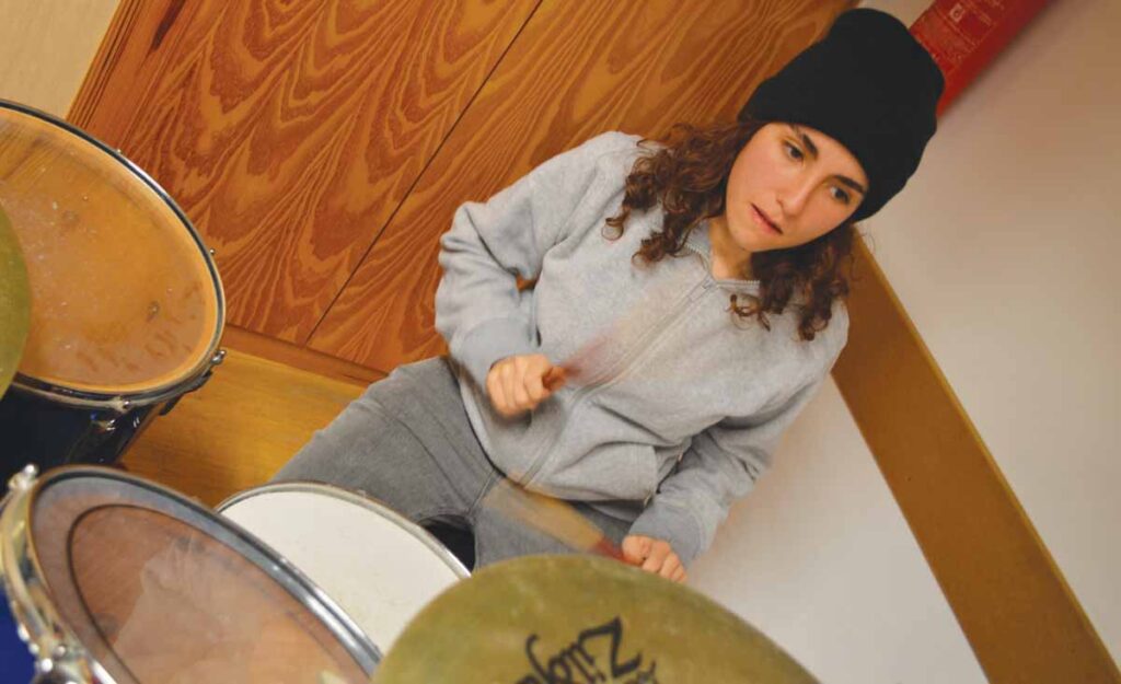 Judit participa en la Escuela de Rock para aprender a tocar la batería